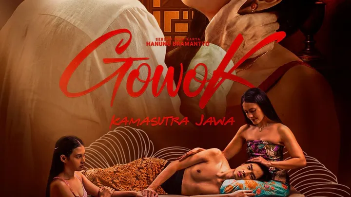 Poster film Gowok: Kamasutra Jawa dengan nuansa sensual, menampilkan adegan intim dan simbolisme budaya Jawa dalam latar belakang.