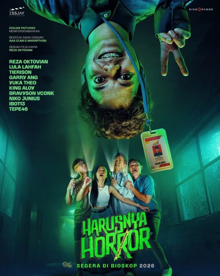 Poster film “Harusnya Horor” tahun 2026 menampilkan seorang karakter bergantung terbalik dengan cahaya hijau, sementara lima karakter lain berdiri ketakutan di koridor gelap. Judul film dan daftar pemain tercetak jelas dengan nuansa horor-komedi.