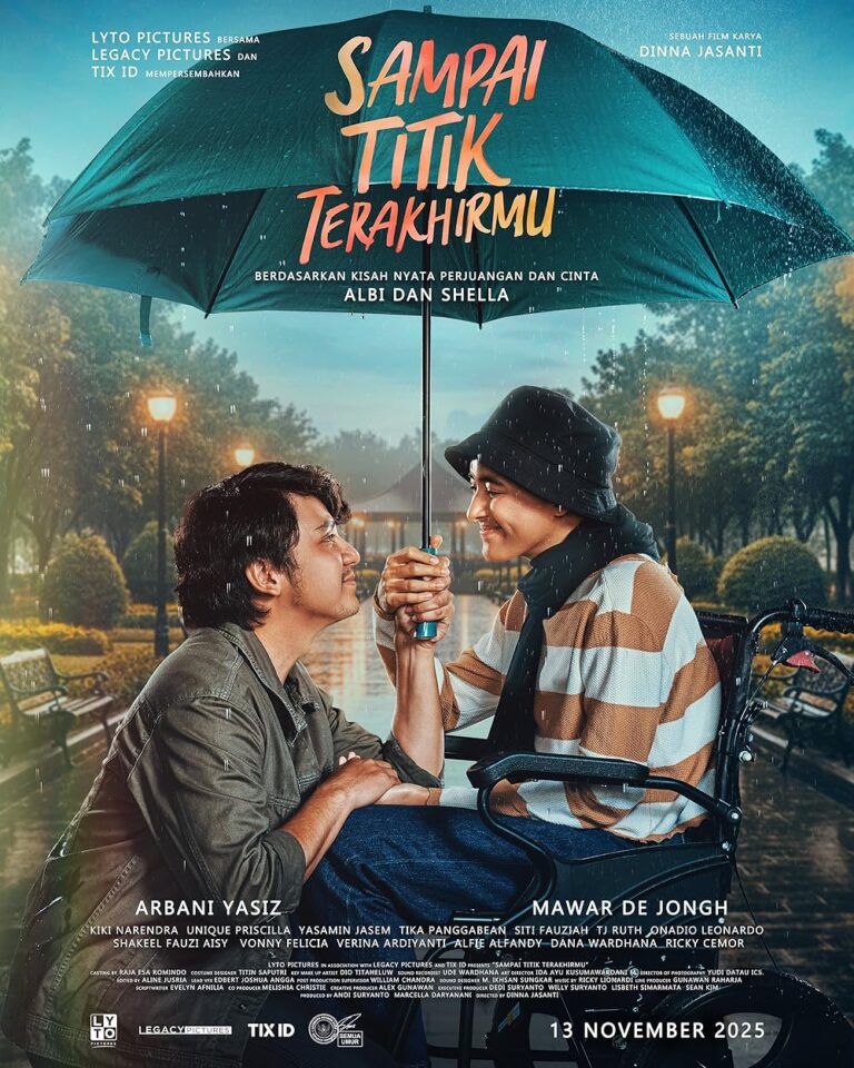 Poster film “Sampai Titik Terakhirmu” menampilkan sepasang tokoh duduk berhadapan di bawah payung biru saat hujan. Tokoh pria berjongkok sambil menggenggam tangan tokoh wanita yang duduk di kursi roda. Keduanya tersenyum hangat di tengah suasana taman yang basah oleh hujan.