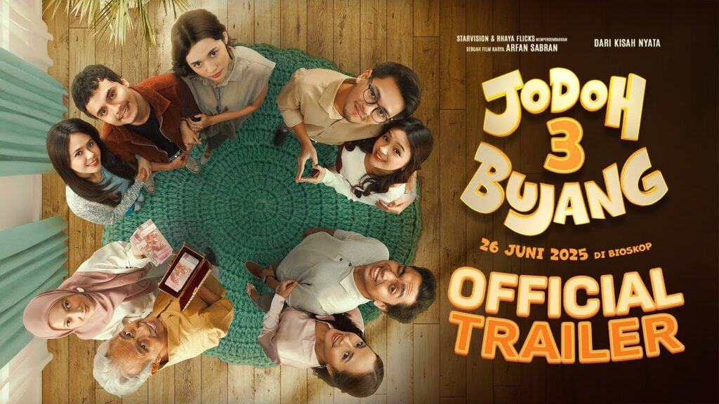 Gambar poster trailer “Jodoh 3 Bujang” menampilkan sekelompok orang yang berdiri melingkar dan melihat ke arah kamera dari sudut atas, berada di atas lantai kayu dan karpet hijau bundar. Di sisi kanan tertulis judul besar “Jodoh 3 Bujang” dengan gaya huruf kuning, disertai tulisan “26 Juni 2025 di Bioskop” serta “Official Trailer”. Di bagian atas kanan terdapat kredit produksi dengan latar kayu gelap.