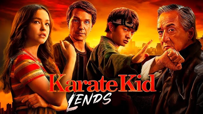 Poster resmi film Karate Kid: Legends (2025) menampilkan empat tokoh utama — Jackie Chan, Ralph Macchio, Ben Wang, dan sosok perempuan muda — dengan latar belakang matahari terbenam berwarna jingga, memberi nuansa heroik dan nostalgia.