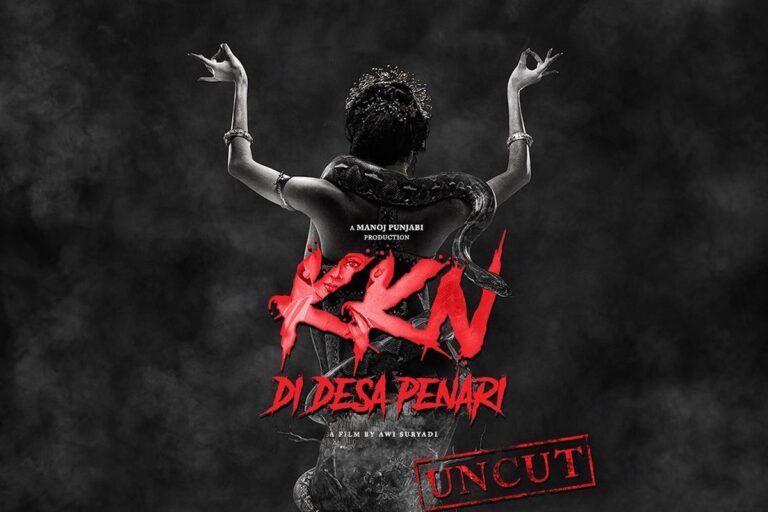 Poster film KKN di Desa Penari Uncut dengan gambar sosok mistis wanita yang dililit ular, menambah ketegangan horor film ini.