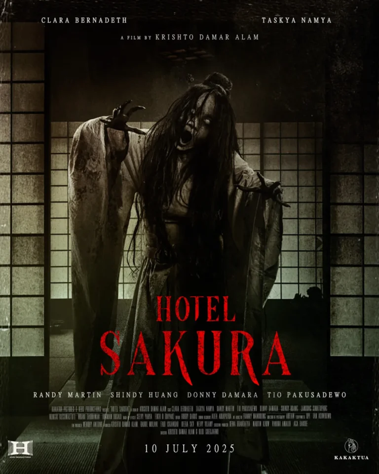Poster film horor Hotel Sakura menampilkan sosok hantu perempuan berambut panjang dalam kimono Jepang dengan mata putih menakutkan berdiri di dalam ruangan bergaya tradisional Jepang.