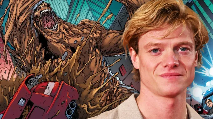 Seorang aktor muda, Tom Rhys Harries, terlihat dengan latar belakang gambar komik yang menggambarkan Clayface, supervillain DC yang dihiasi lumpur, sedang menghancurkan kota. Rhys Harries mengenakan jas beige, tampak tenang di hadapan kehancuran yang terjadi di belakangnya, dengan Clayface yang menonjolkan kekuatan destruktifnya.