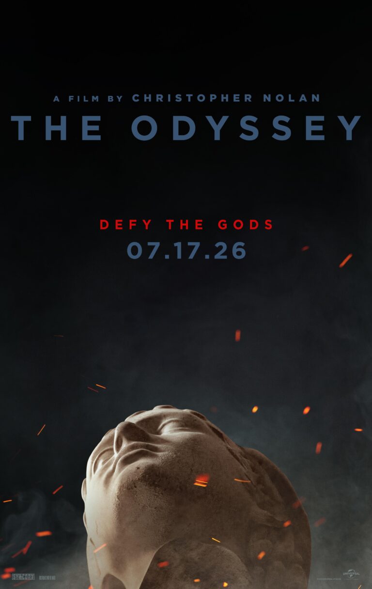 Poster film The Odyssey karya Christopher Nolan menampilkan patung wajah klasik yang terangkat ke atas dengan percikan cahaya oranye dan latar gelap bertuliskan “Defy the Gods” serta tanggal rilis 07.17.26.
