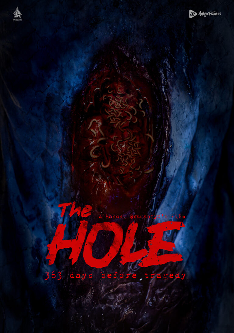 Poster film horor The Hole dengan gambar misterius dan mengerikan, menampilkan lubang dengan belatung yang keluar, menciptakan atmosfer menakutkan.