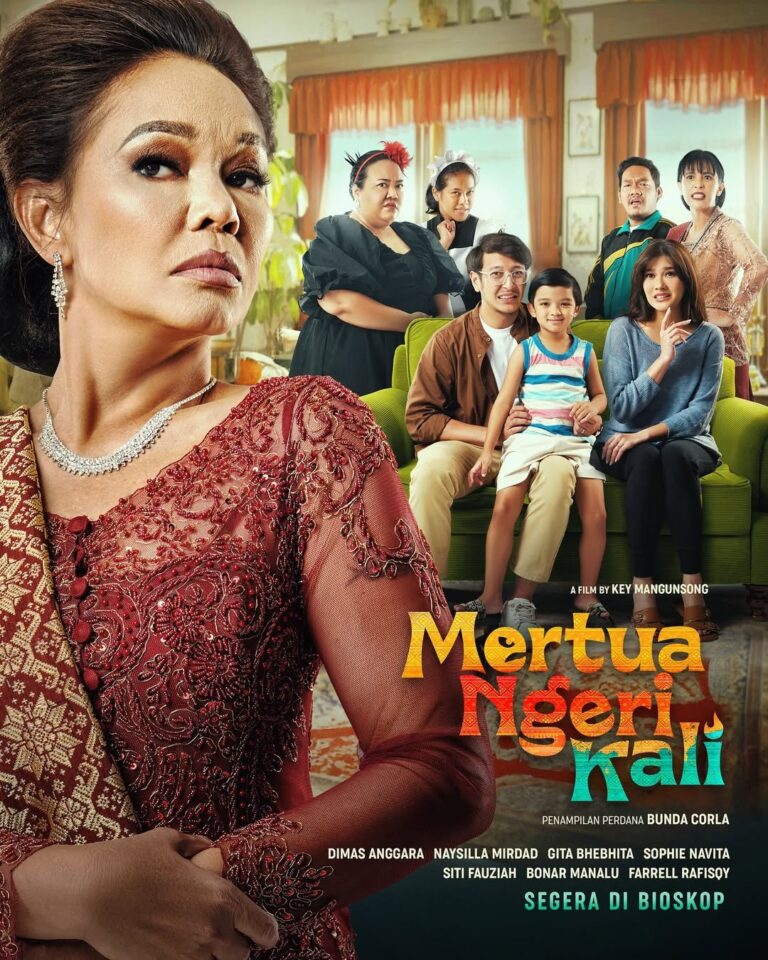 Poster film “Mertua Ngeri Kali” menampilkan sosok seorang wanita yang berdandan elegan di bagian depan, sementara di belakang tampak sebuah keluarga dan beberapa karakter lain duduk dan berdiri di ruang tamu. Judul film muncul dengan warna cerah di sisi kanan gambar.