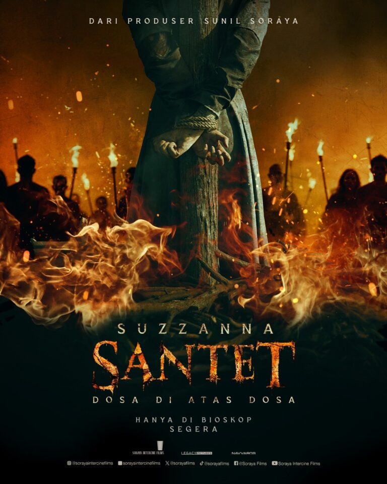 Poster film horor Suzanna: Santet – Dosa di Atas Dosa dengan visual ritual pembakaran, api menyala dan sosok terikat di tiang, produksi Soraya Intercine Films.