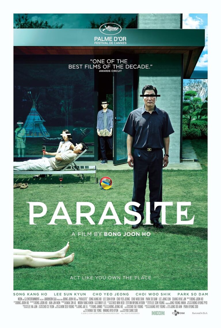 Poster film Parasite (2019) karya Bong Joon-ho menampilkan kontras kehidupan keluarga kaya dan miskin dengan nuansa thriller psikologis yang gelap.