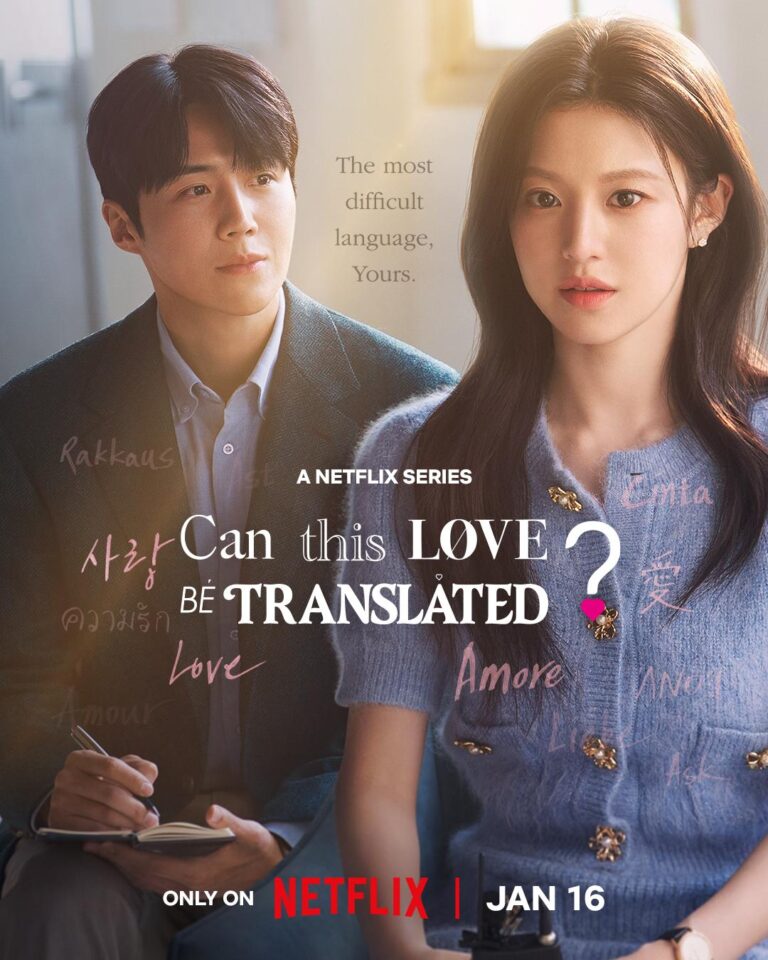 Poster seri Netflix Can This Love Be Translated? menampilkan dua karakter utama yang saling memandang, dengan latar belakang tulisan dalam berbagai bahasa yang menggambarkan kata "cinta".