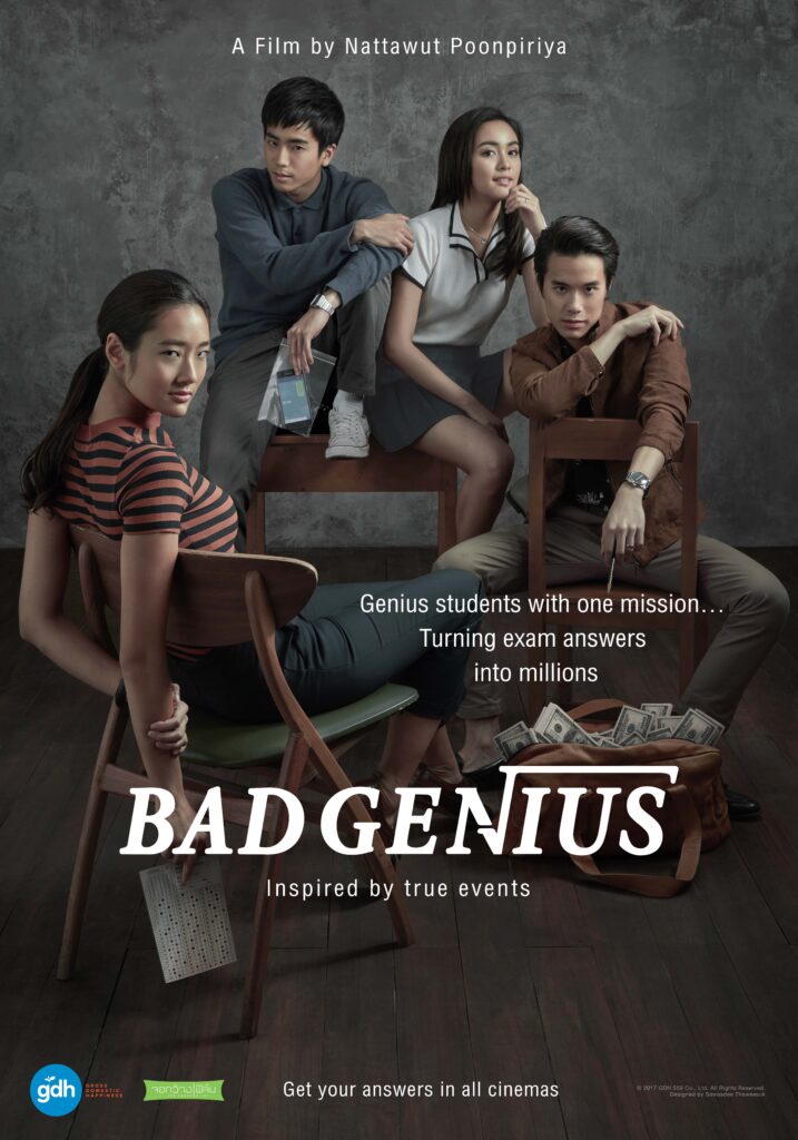Poster film Bad Genius menampilkan empat siswa jenius duduk di ruang kelas dengan ekspresi serius, menggambarkan ujian sekolah yang berubah menjadi aksi kriminal penuh strategi.