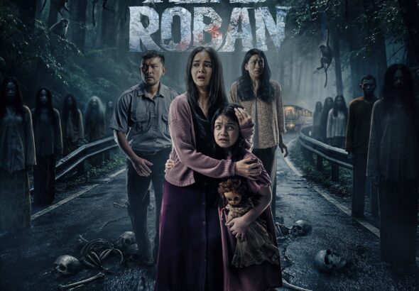 Poster film horor Indonesia Alas Roban yang menampilkan sekelompok orang ketakutan di tengah hutan angker, dikelilingi oleh sosok-sosok hantu dan tulang belulang yang menciptakan suasana mencekam. Para karakter tampak terjebak dalam teror, dengan seorang wanita melindungi seorang anak yang memegang boneka yang menyeramkan.