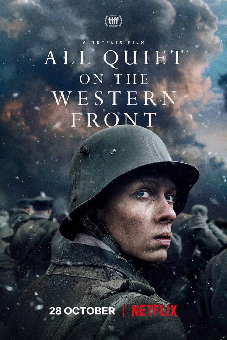 Poster film All Quiet on the Western Front (2022), menampilkan seorang prajurit muda yang mengenakan helm perang, di tengah suasana peperangan, dengan latar belakang asap dan kekacauan.