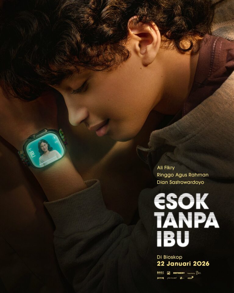 Remaja bernama Rama menatap jam tangan pintar yang menampilkan sosok ibunya dalam film Esok Tanpa Ibu, tayang di bioskop 22 Januari 2026.