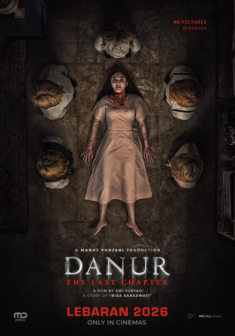 Poster film Danur: The Last Chapter menampilkan seorang perempuan terbaring di lantai dengan luka di tubuhnya, dikelilingi oleh lima anak kecil berambut pirang dalam suasana gelap dan mencekam, dengan tulisan Lebaran 2026.