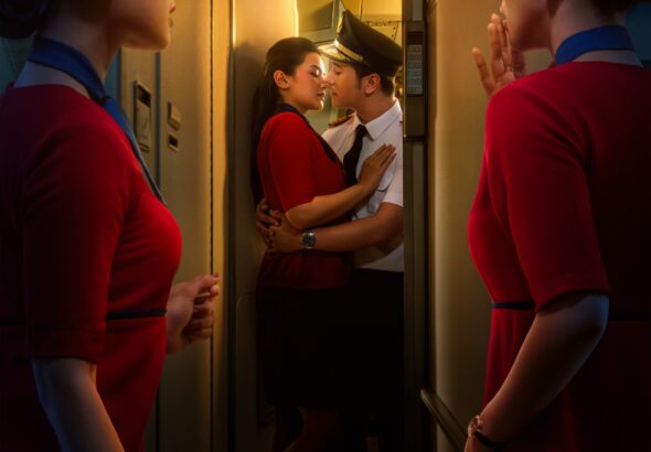 Poster film Penerbangan Terakhir (2026) dengan tema skandal penerbangan, menampilkan adegan cinta antara pramugari dan pilot.