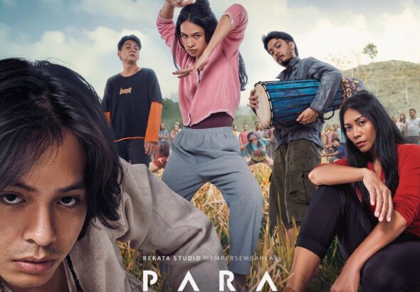 Poster resmi film horor Indonesia Para Perasuk (2026) menampilkan Maudy Ayunda dan Angga Yunanda dengan adegan kesurupan di tengah desa