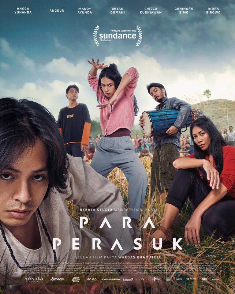 Poster resmi film horor Indonesia Para Perasuk (2026) menampilkan Maudy Ayunda dan Angga Yunanda dengan adegan kesurupan di tengah desa