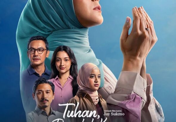 Poster film Tuhan, Benarkah Kau Mendengarku? (2026) yang menampilkan karakter utama dengan ekspresi penuh doa dan harapan, dikelilingi oleh para pemeran lainnya.