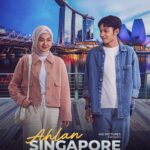 Poster film Ahlan Singapore (2026) menampilkan dua karakter utama, seorang wanita berhijab dan seorang pria, berdiri di depan latar belakang Marina Bay Sands Singapura dengan cahaya kota yang memukau. Mereka tersenyum, menunjukkan chemistry yang hangat di bawah langit malam yang penuh bintang.