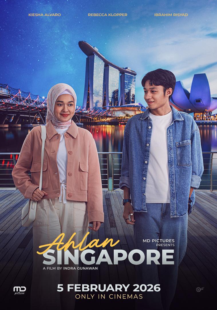 Poster film Ahlan Singapore (2026) menampilkan dua karakter utama, seorang wanita berhijab dan seorang pria, berdiri di depan latar belakang Marina Bay Sands Singapura dengan cahaya kota yang memukau. Mereka tersenyum, menunjukkan chemistry yang hangat di bawah langit malam yang penuh bintang.