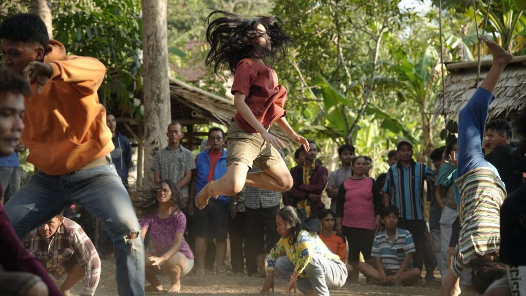 Poster resmi film horor Indonesia Para Perasuk (2026) menampilkan Maudy Ayunda dan Angga Yunanda dengan adegan kesurupan di tengah desa