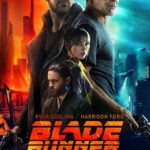 Poster film Blade Runner 2049 menampilkan suasana kota futuristik dengan nuansa neon biru dan oranye, menggambarkan dunia sci-fi yang gelap dan artistik.