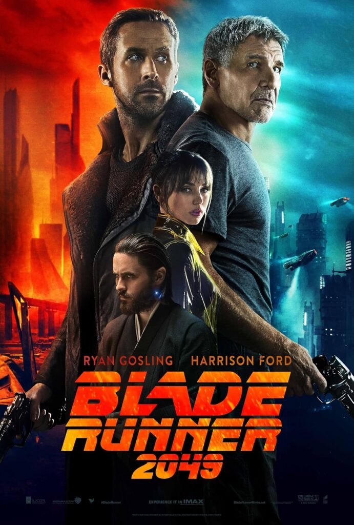 Poster film Blade Runner 2049 menampilkan suasana kota futuristik dengan nuansa neon biru dan oranye, menggambarkan dunia sci-fi yang gelap dan artistik.