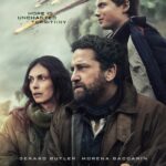 Poster film Greenland 2: Migration menampilkan Gerard Butler, Morena Baccarin, dan seorang anak menatap langit saat hujan meteor menghantam bumi.