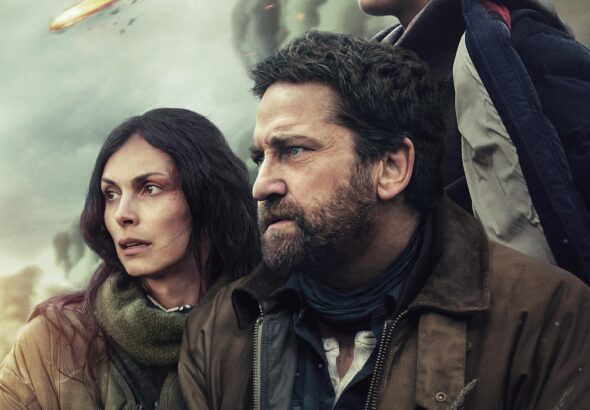 Poster film Greenland 2: Migration menampilkan Gerard Butler, Morena Baccarin, dan seorang anak menatap langit saat hujan meteor menghantam bumi.