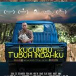 Poster film Kucumbu Tubuh Indahku menampilkan karakter utama yang duduk di belakang truk, menggambarkan perjalanan identitas dan kebebasan diri dalam seni tari.