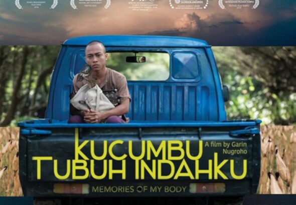 Poster film Kucumbu Tubuh Indahku menampilkan karakter utama yang duduk di belakang truk, menggambarkan perjalanan identitas dan kebebasan diri dalam seni tari.