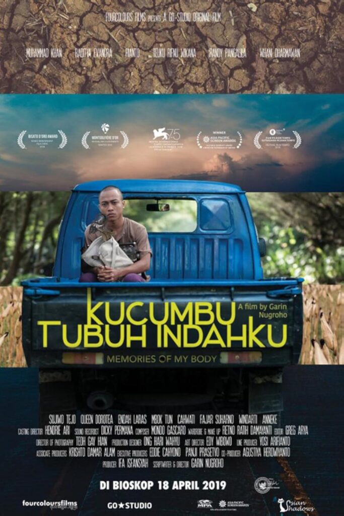 Poster film Kucumbu Tubuh Indahku menampilkan karakter utama yang duduk di belakang truk, menggambarkan perjalanan identitas dan kebebasan diri dalam seni tari.