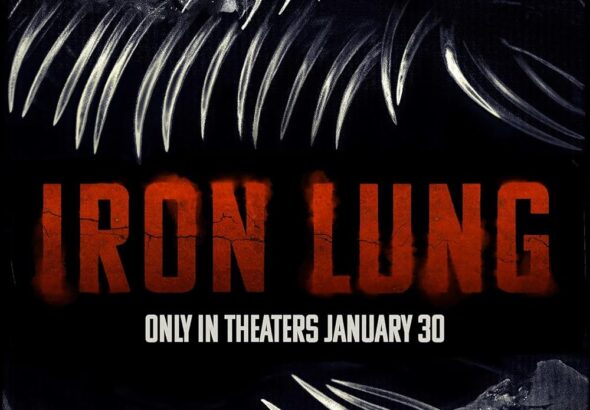 Poster film Iron Lung (2026) menampilkan makhluk misterius laut dalam dengan tulang dan taring tajam yang mencerminkan teror psikologis dan suasana gelap di kedalaman samudra.