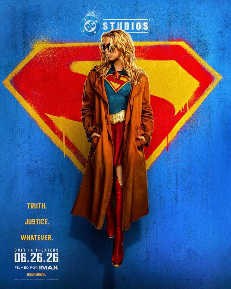 Poster film Supergirl (2026) dengan karakter utama Kara Zor-El mengenakan kostum Supergirl lengkap dengan jaket panjang, berpose di depan latar belakang logo Superman yang ikonik.