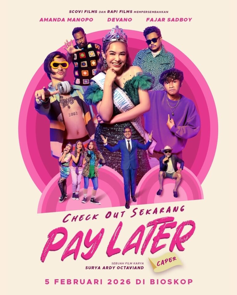 Poster film Check Out Sekarang, Pay Later (CAPER) yang menampilkan Amanda Manopo, Devano Danendra, dan Fajar Sadboy sebagai pemeran utama dengan tema pinjaman online yang mengubah hidup.