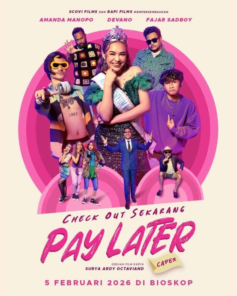 Poster film Check Out Sekarang, Pay Later (CAPER) yang menampilkan Amanda Manopo, Devano Danendra, dan Fajar Sadboy sebagai pemeran utama dengan tema pinjaman online yang mengubah hidup.