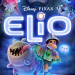 Poster film animasi Elio (2025) menampilkan Elio berlari bersama makhluk alien di dunia luar angkasa dalam petualangan galaksi penuh warna khas Pixar