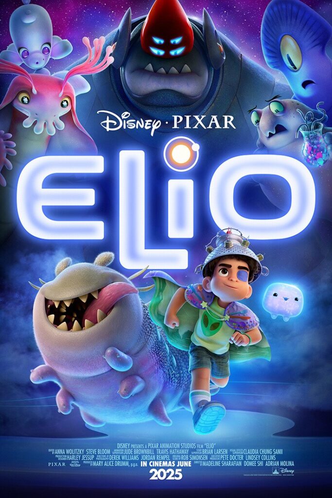 Poster film animasi Elio (2025) menampilkan Elio berlari bersama makhluk alien di dunia luar angkasa dalam petualangan galaksi penuh warna khas Pixar