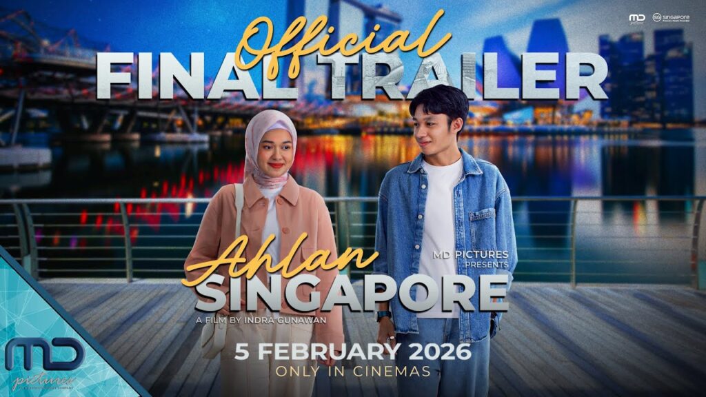 Poster film Ahlan Singapore (2026) menampilkan dua karakter utama, seorang wanita berhijab dan seorang pria, berdiri di depan latar belakang Marina Bay Sands Singapura dengan cahaya kota yang memukau. Mereka tersenyum, menunjukkan chemistry yang hangat di bawah langit malam yang penuh bintang.