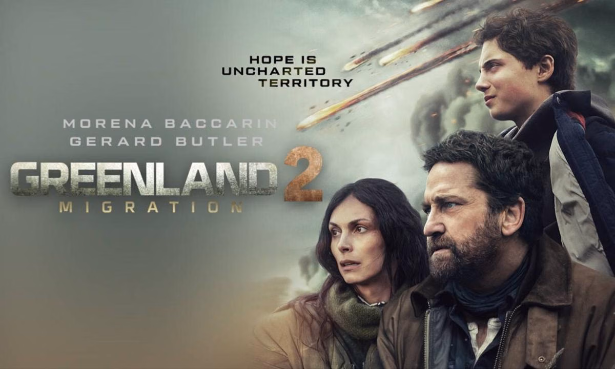 Poster film Greenland 2: Migration menampilkan Gerard Butler, Morena Baccarin, dan seorang anak menatap langit saat hujan meteor menghantam bumi.