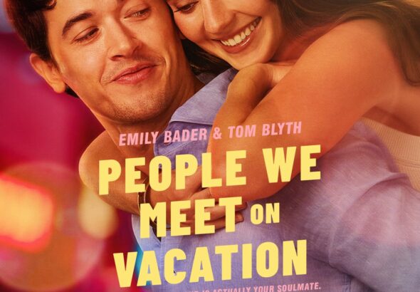 Poster film People We Meet on Vacation menampilkan Emily Bader dan Tom Blyth yang berpelukan dengan latar belakang bercahaya kota, menunjukkan kedekatan emosional mereka.