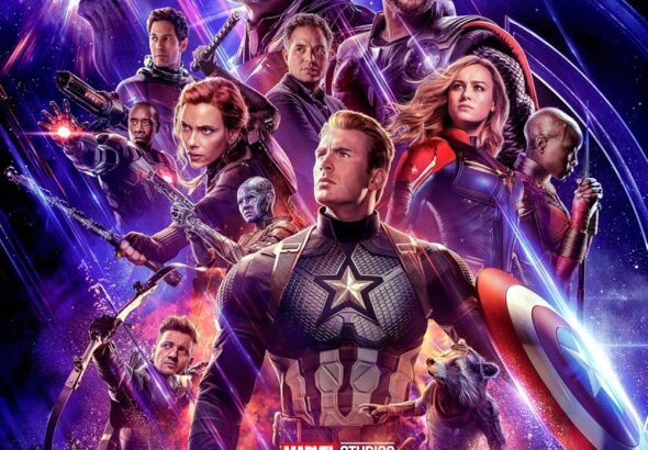 Poster resmi untuk film "Avengers: Endgame" menampilkan pemeran ansambel dalam pakaian pahlawan super penuh dengan logo Marvel Studios di bagian bawah.