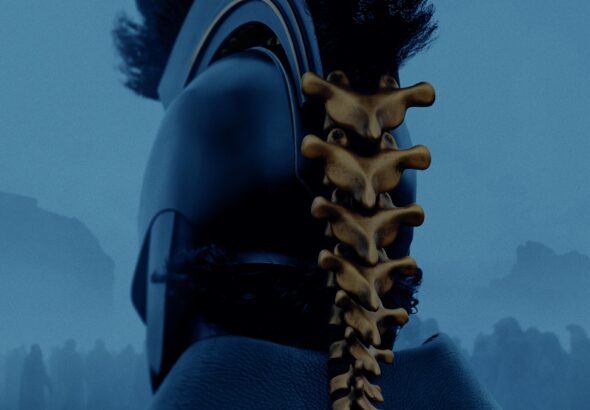 Poster film The Odyssey (2026) dengan tampilan belakang seorang prajurit menggunakan helm khas dengan desain yang mencolok, menunjukkan kesan epik dan misterius.