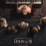 Poster film horor Danur The Last Chapter menampilkan seorang wanita kerasukan memainkan piano dengan tangan berdarah sementara beberapa anak berdiri menatap dari belakang.