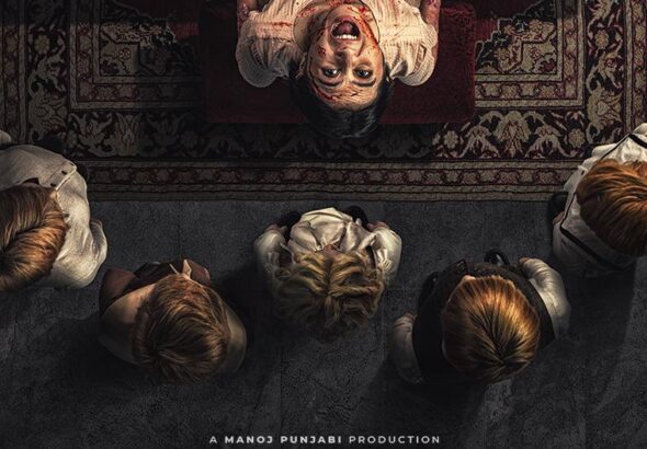 Poster film horor Danur The Last Chapter menampilkan seorang wanita kerasukan memainkan piano dengan tangan berdarah sementara beberapa anak berdiri menatap dari belakang.