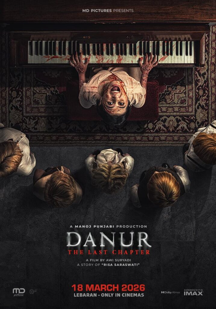 Poster film horor Danur The Last Chapter menampilkan seorang wanita kerasukan memainkan piano dengan tangan berdarah sementara beberapa anak berdiri menatap dari belakang.