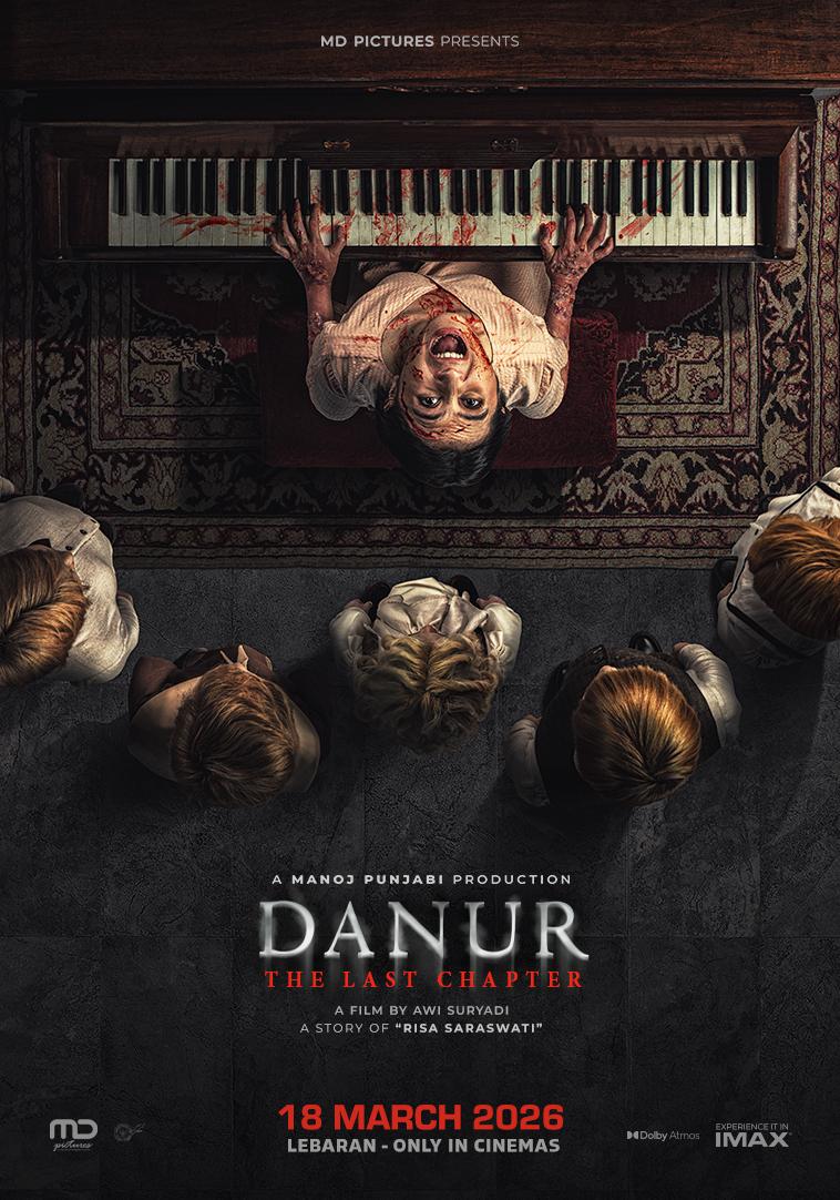 Poster film horor Danur The Last Chapter menampilkan seorang wanita kerasukan memainkan piano dengan tangan berdarah sementara beberapa anak berdiri menatap dari belakang.