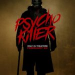 Siluet seorang pembunuh bertopeng ganda yang aneh dan mantel panjang, memegang palu besar di latar belakang emas tua. Poster film dengan judul 'PSYCHO KILLER' yang bercoretan merah dan info rilis 20 Februari.