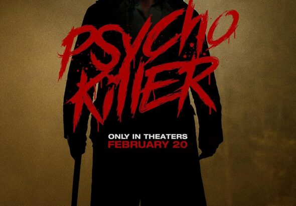 Siluet seorang pembunuh bertopeng ganda yang aneh dan mantel panjang, memegang palu besar di latar belakang emas tua. Poster film dengan judul 'PSYCHO KILLER' yang bercoretan merah dan info rilis 20 Februari.